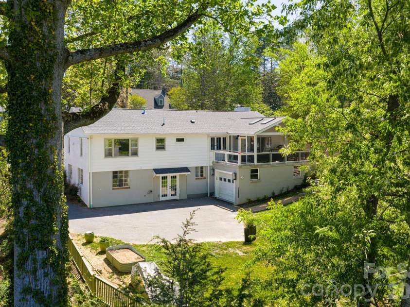 15 Red Oak Road, Asheville, NC 28804.  MLS# CAR4367200, YatesRealty ID 27362. 