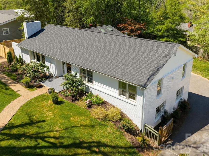 15 Red Oak Road, Asheville, NC 28804.  MLS# CAR4367200, YatesRealty ID 27362. 