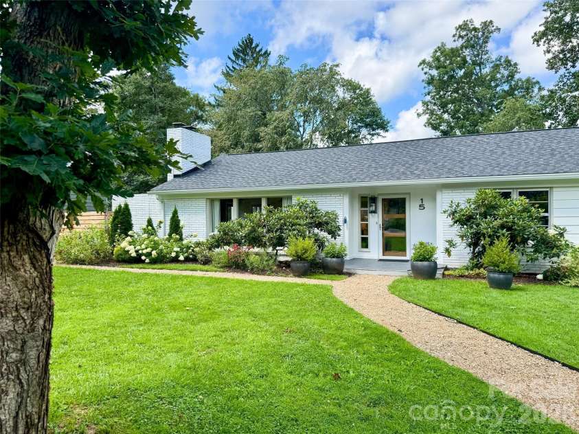 15 Red Oak Road, Asheville, NC 28804.  MLS# CAR4367200, YatesRealty ID 27362. 