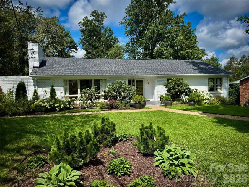 15 Red Oak Road, Asheville, NC 28804.  MLS# CAR4367200, YatesRealty ID 27362. 