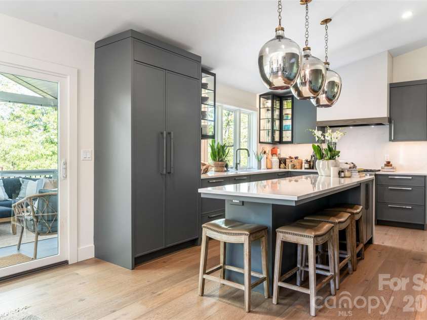 15 Red Oak Road, Asheville, NC 28804.  MLS# CAR4367200, YatesRealty ID 27362. Island Kitchen