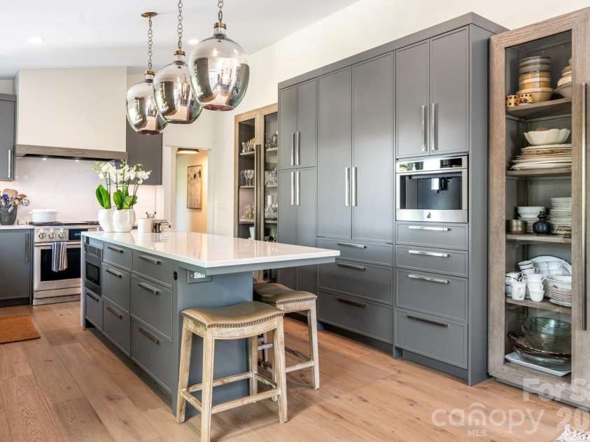 15 Red Oak Road, Asheville, NC 28804.  MLS# CAR4367200, YatesRealty ID 27362. Island Kitchen