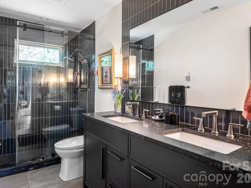 15 Red Oak Road, Asheville, NC 28804.  MLS# CAR4367200, YatesRealty ID 27362. Main Level Bath