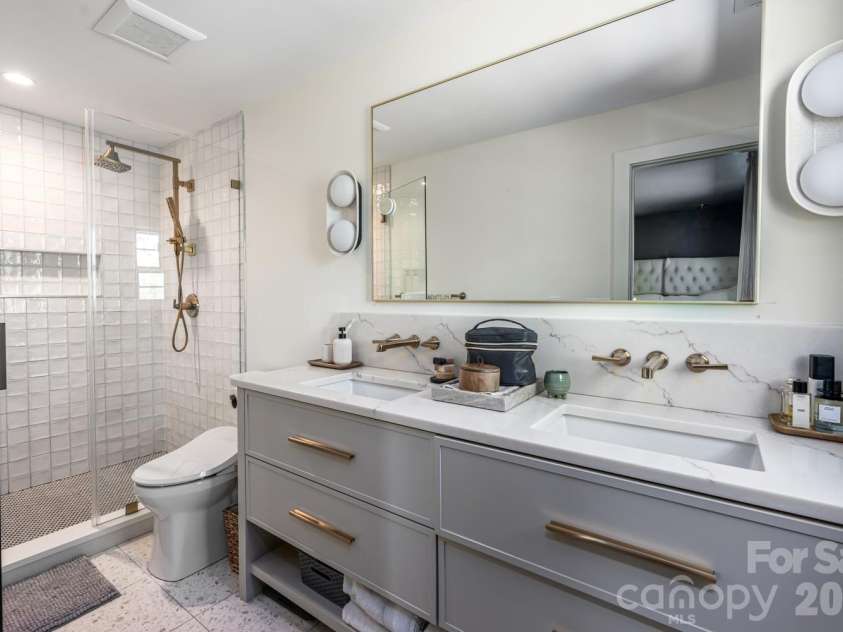 15 Red Oak Road, Asheville, NC 28804.  MLS# CAR4367200, YatesRealty ID 27362. Primary Suite Bath