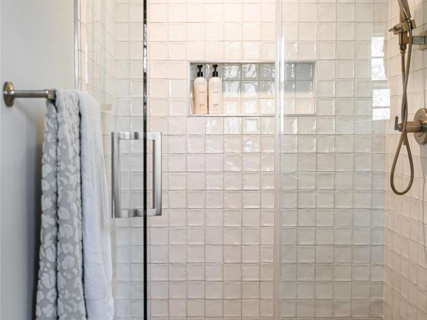 15 Red Oak Road, Asheville, NC 28804.  MLS# CAR4367200, YatesRealty ID 27362. Primary Suite Shower