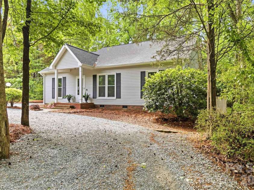 325 Enchanted Drive, Matthews, NC 28104.  MLS# CAR4386514, YatesRealty ID 27364. 