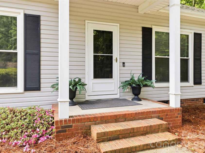 325 Enchanted Drive, Matthews, NC 28104.  MLS# CAR4386514, YatesRealty ID 27364. 