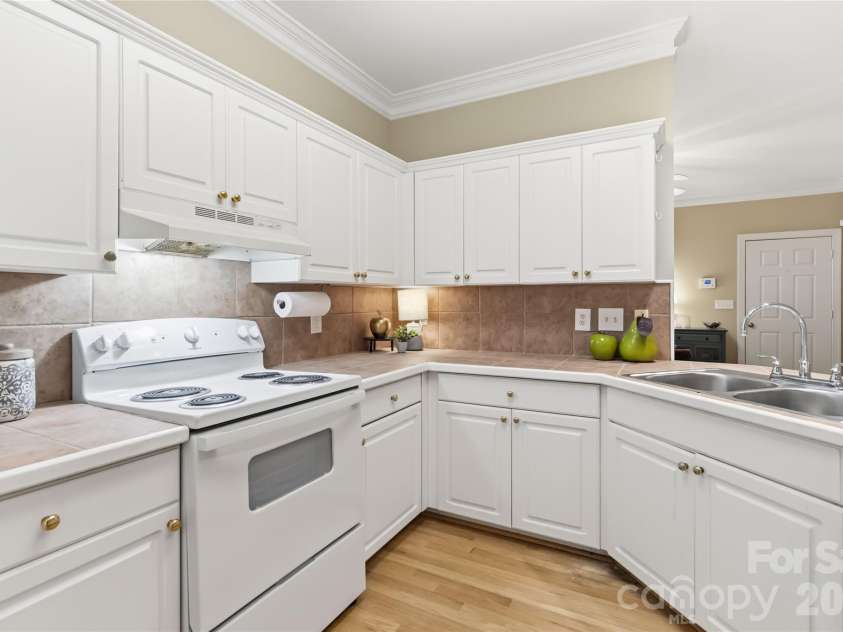 325 Enchanted Drive, Matthews, NC 28104.  MLS# CAR4386514, YatesRealty ID 27364. 