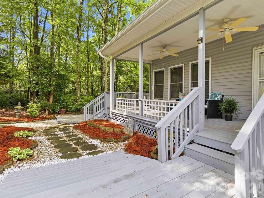 325 Enchanted Drive, Matthews, NC 28104.  MLS# CAR4386514, YatesRealty ID 27364. 