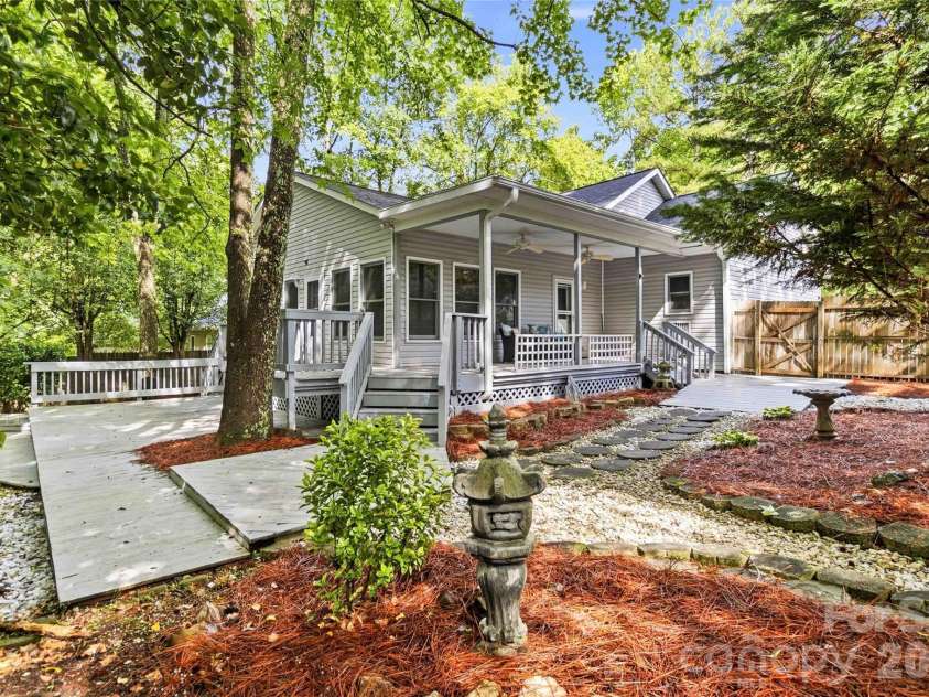325 Enchanted Drive, Matthews, NC 28104.  MLS# CAR4386514, YatesRealty ID 27364. 