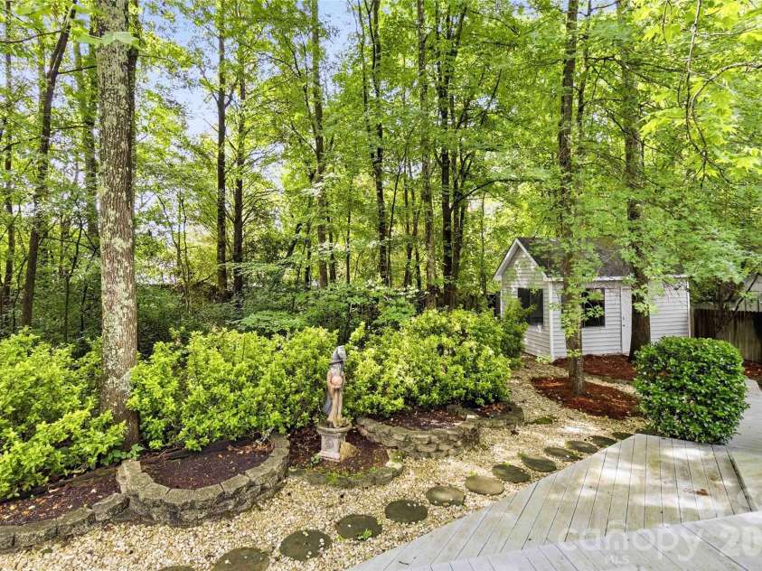 325 Enchanted Drive, Matthews, NC 28104.  MLS# CAR4386514, YatesRealty ID 27364. 