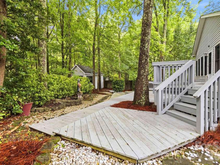 325 Enchanted Drive, Matthews, NC 28104.  MLS# CAR4386514, YatesRealty ID 27364. 