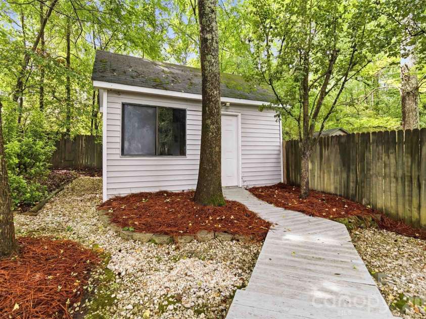 325 Enchanted Drive, Matthews, NC 28104.  MLS# CAR4386514, YatesRealty ID 27364. 