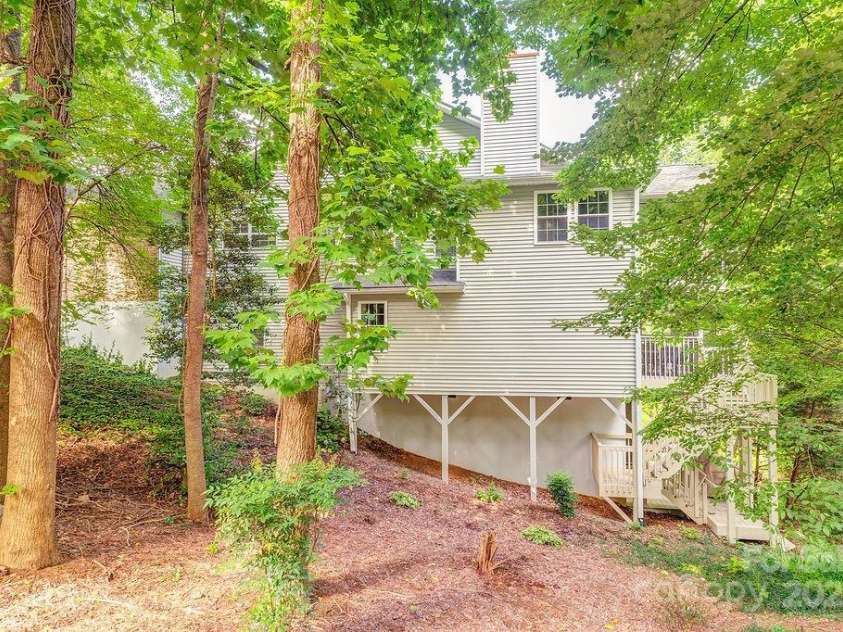 100 Thistle Knoll Court, Asheville, NC 28803.  MLS# CAR4278085, YatesRealty ID 27367. Come visit Park Avenue!