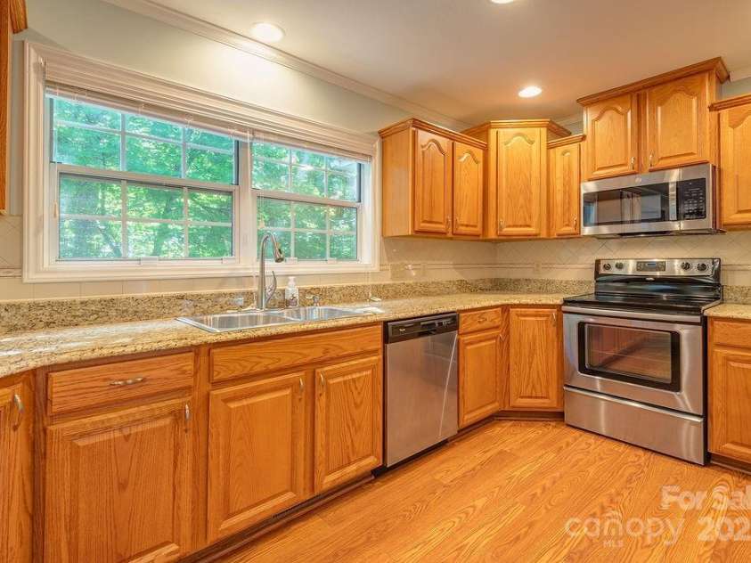 100 Thistle Knoll Court, Asheville, NC 28803.  MLS# CAR4278085, YatesRealty ID 27367. Spacious kitchen with stainless steel appliances