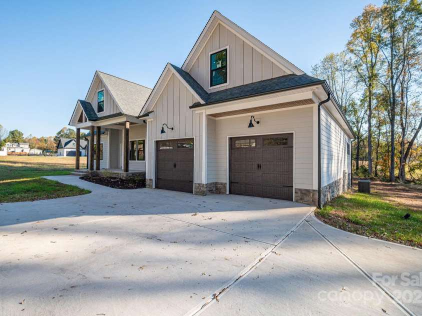 211 Golf Course Road, Maiden, NC 28650.  MLS# CAR4281366, YatesRealty ID 27370. Front Right View