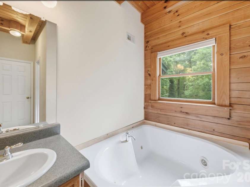 532 Mountain Oak Lane, Gastonia, NC 28052.  MLS# CAR4378981, YatesRealty ID 27370. 