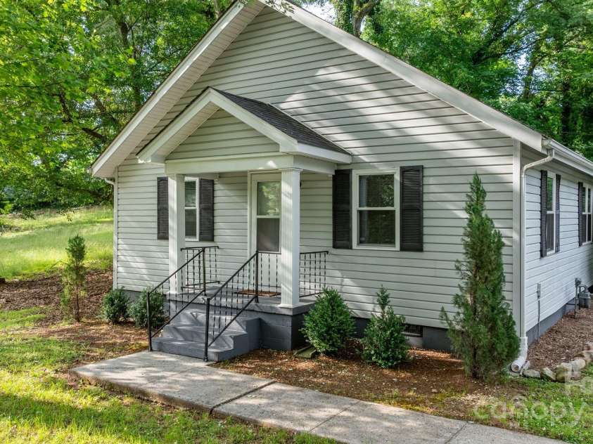 352 18th Avenue, Hickory, NC 28601.  MLS# CAR4263685, YatesRealty ID 27371. 