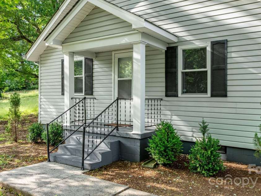 352 18th Avenue, Hickory, NC 28601.  MLS# CAR4263685, YatesRealty ID 27371. 