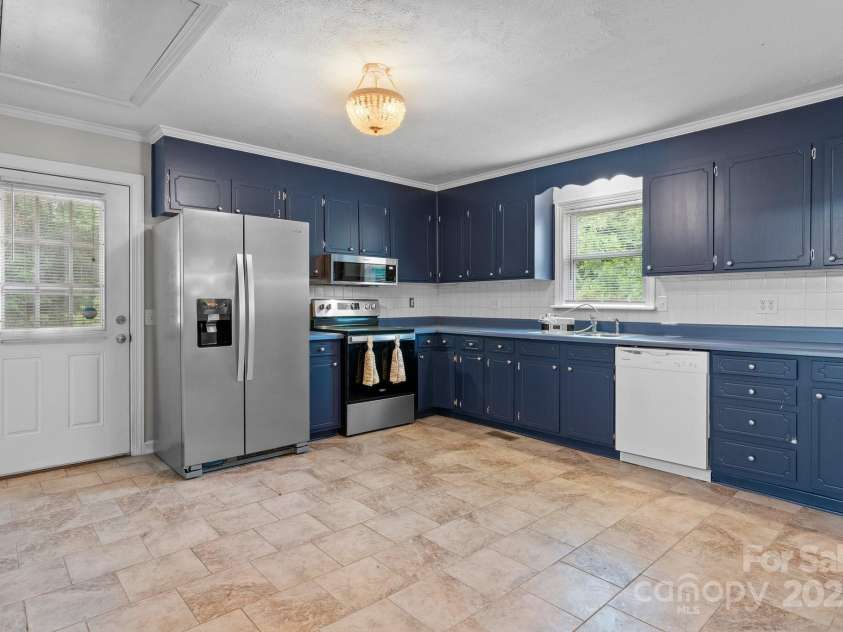 352 18th Avenue, Hickory, NC 28601.  MLS# CAR4263685, YatesRealty ID 27371. 