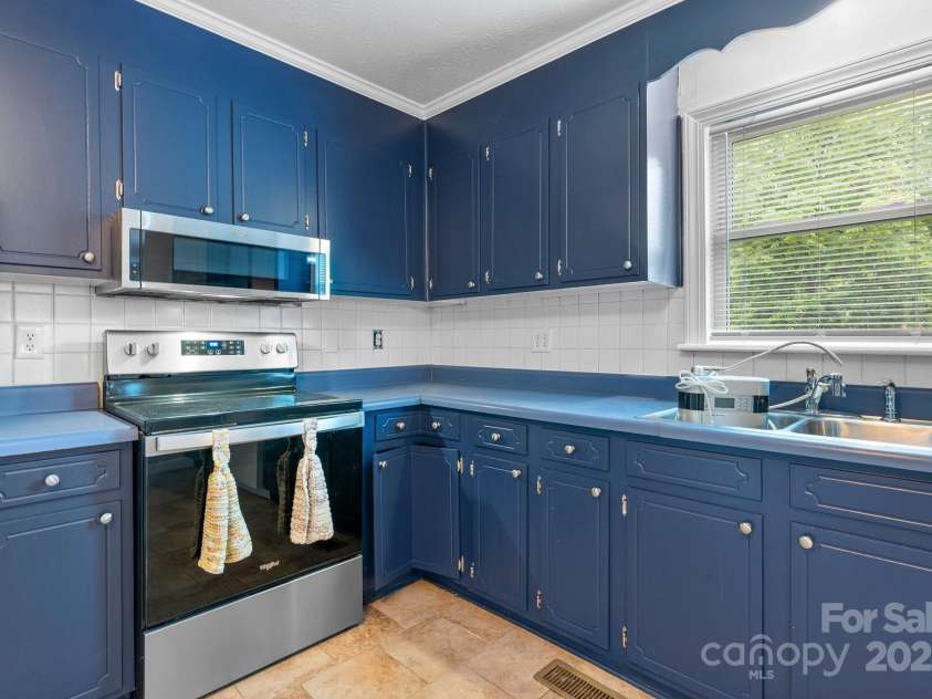 352 18th Avenue, Hickory, NC 28601.  MLS# CAR4263685, YatesRealty ID 27371. 