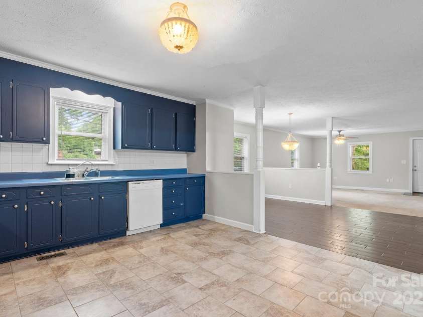 352 18th Avenue, Hickory, NC 28601.  MLS# CAR4263685, YatesRealty ID 27371. 