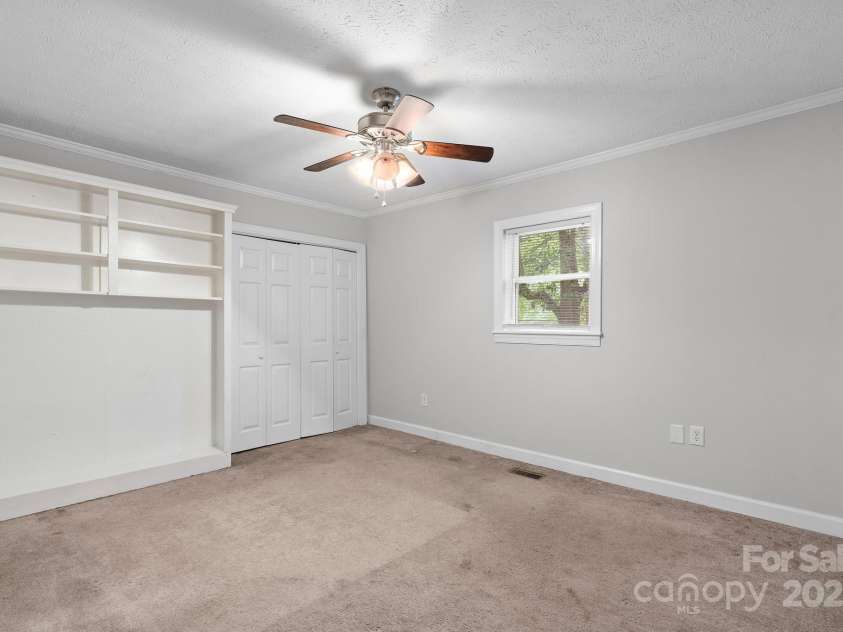 352 18th Avenue, Hickory, NC 28601.  MLS# CAR4263685, YatesRealty ID 27371. 