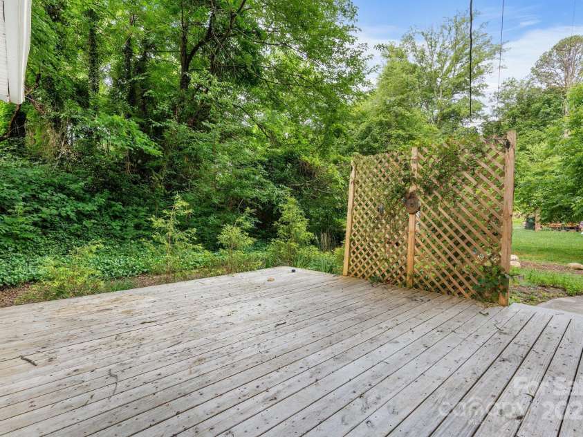 352 18th Avenue, Hickory, NC 28601.  MLS# CAR4263685, YatesRealty ID 27371. 