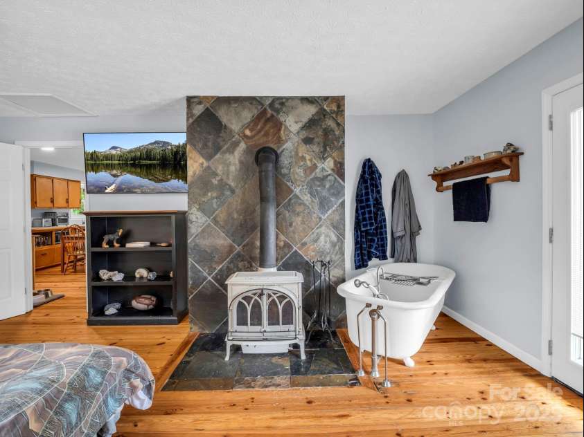 61 Overbrook Drive, Saluda, NC 28773.  MLS# CAR4281023, YatesRealty ID 27373. Sit by the fire, soak in the tub and watch the TV, too!!! All in your primary! What a dream!