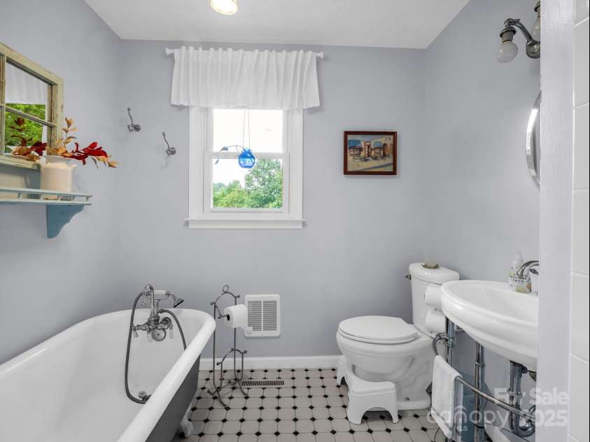 61 Overbrook Drive, Saluda, NC 28773.  MLS# CAR4281023, YatesRealty ID 27373. The guest bathroom on the main!