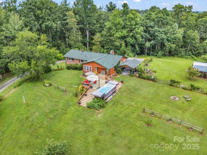 61 Overbrook Drive, Saluda, NC 28773.  MLS# CAR4281023, YatesRealty ID 27373. Welcome Home!!! In the heart of Saluda, without the hassle of the city taxes, right on the line!! :)