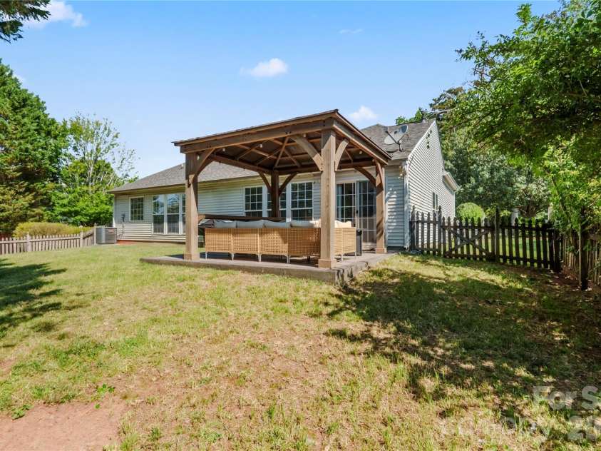 9400 Shepparton Drive, Huntersville, NC 28078.  MLS# CAR4380604, YatesRealty ID 27373. 