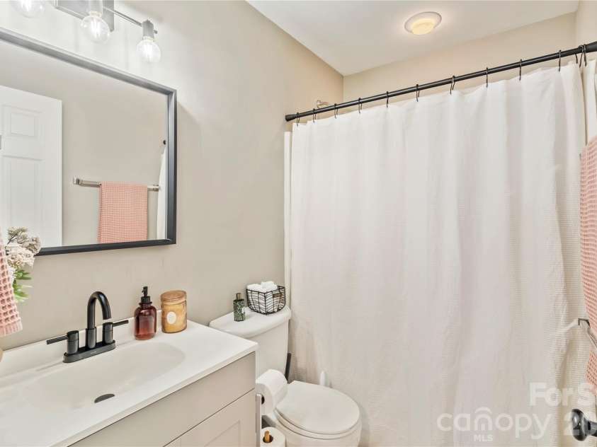 9400 Shepparton Drive, Huntersville, NC 28078.  MLS# CAR4380604, YatesRealty ID 27373. Bath 
