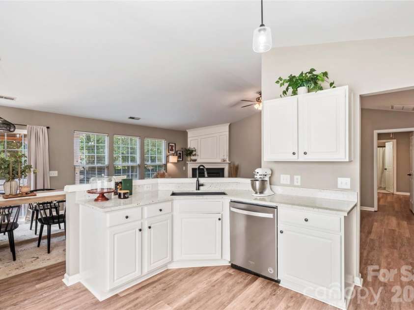 9400 Shepparton Drive, Huntersville, NC 28078.  MLS# CAR4380604, YatesRealty ID 27373. Kitchen