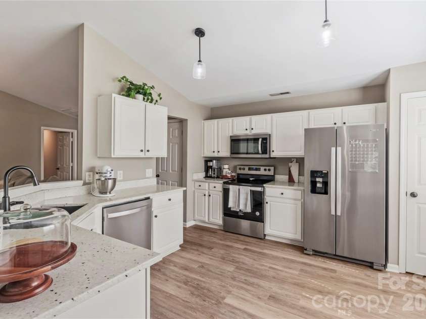 9400 Shepparton Drive, Huntersville, NC 28078.  MLS# CAR4380604, YatesRealty ID 27373. Kitchen