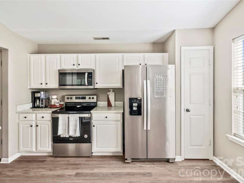 9400 Shepparton Drive, Huntersville, NC 28078.  MLS# CAR4380604, YatesRealty ID 27373. Kitchen