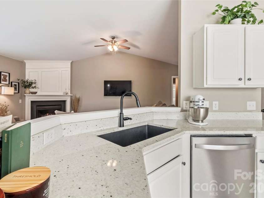 9400 Shepparton Drive, Huntersville, NC 28078.  MLS# CAR4380604, YatesRealty ID 27373. Kitchen