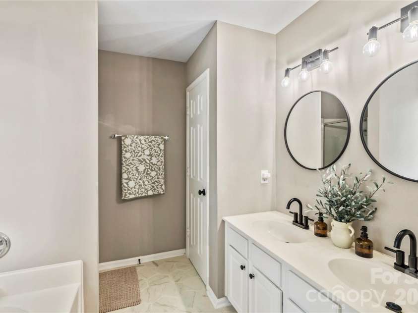 9400 Shepparton Drive, Huntersville, NC 28078.  MLS# CAR4380604, YatesRealty ID 27373. Primary Bath