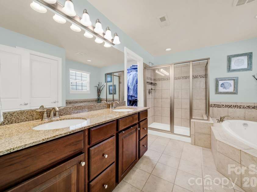 16416 Leavitt Lane, Davidson, NC 28036.  MLS# CAR4379228, YatesRealty ID 27376. 