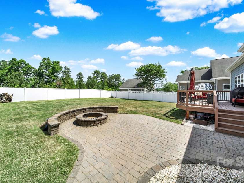 16416 Leavitt Lane, Davidson, NC 28036.  MLS# CAR4379228, YatesRealty ID 27376. 