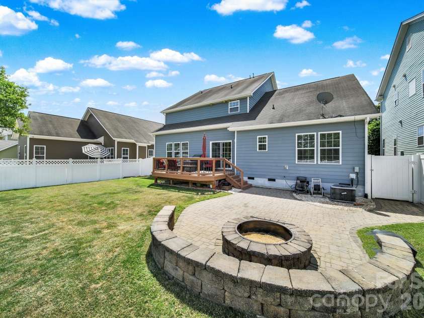 16416 Leavitt Lane, Davidson, NC 28036.  MLS# CAR4379228, YatesRealty ID 27376. 
