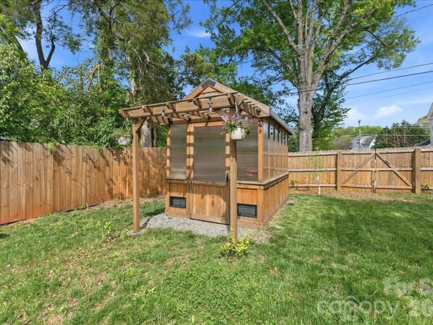 2904 Clemson Avenue, Charlotte, NC 28205.  MLS# CAR4367687, YatesRealty ID 27377. 