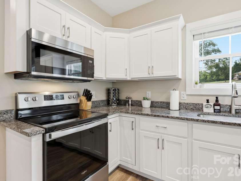 27 Ben Lippen Road, Asheville, NC 28806.  MLS# CAR4384756, YatesRealty ID 27378. 