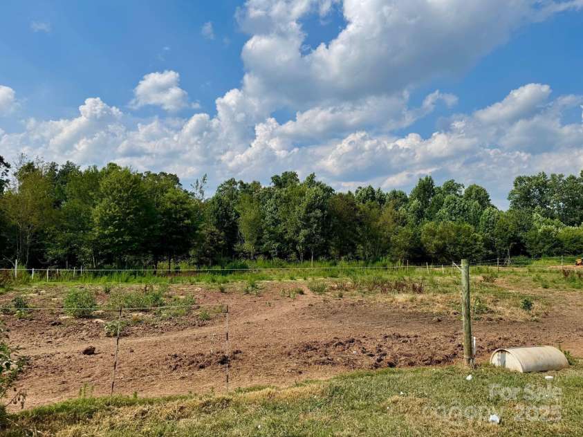 2510 LEONHARDT Road, Cherryville, NC 28021.  MLS# CAR4279675, YatesRealty ID 27379. 