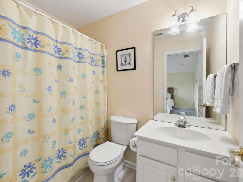9510 Kestral Ridge Drive, Charlotte, NC 28269.  MLS# CAR4380315, YatesRealty ID 27379. 2nd floor full bath
