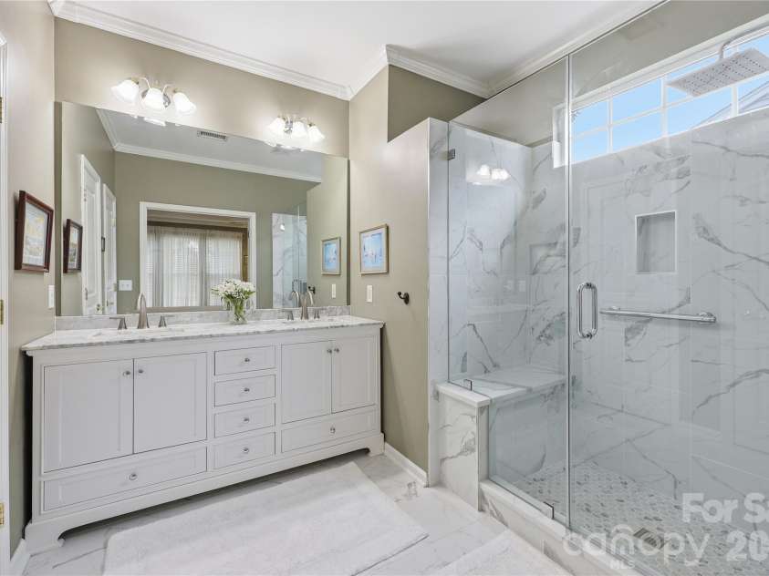 9510 Kestral Ridge Drive, Charlotte, NC 28269.  MLS# CAR4380315, YatesRealty ID 27379. Fully renovated primary bath
