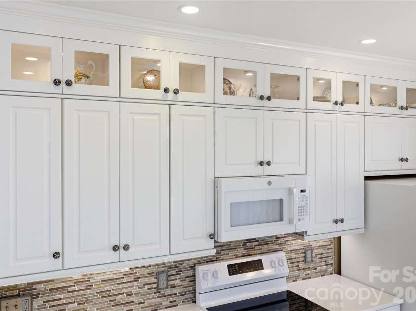 9510 Kestral Ridge Drive, Charlotte, NC 28269.  MLS# CAR4380315, YatesRealty ID 27379. Lighted display cabinets 