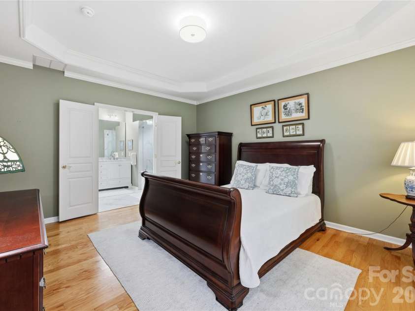 9510 Kestral Ridge Drive, Charlotte, NC 28269.  MLS# CAR4380315, YatesRealty ID 27379. Main floor primary