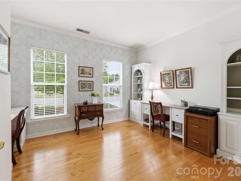 9510 Kestral Ridge Drive, Charlotte, NC 28269.  MLS# CAR4380315, YatesRealty ID 27379. Secondary bedroom-Main floor