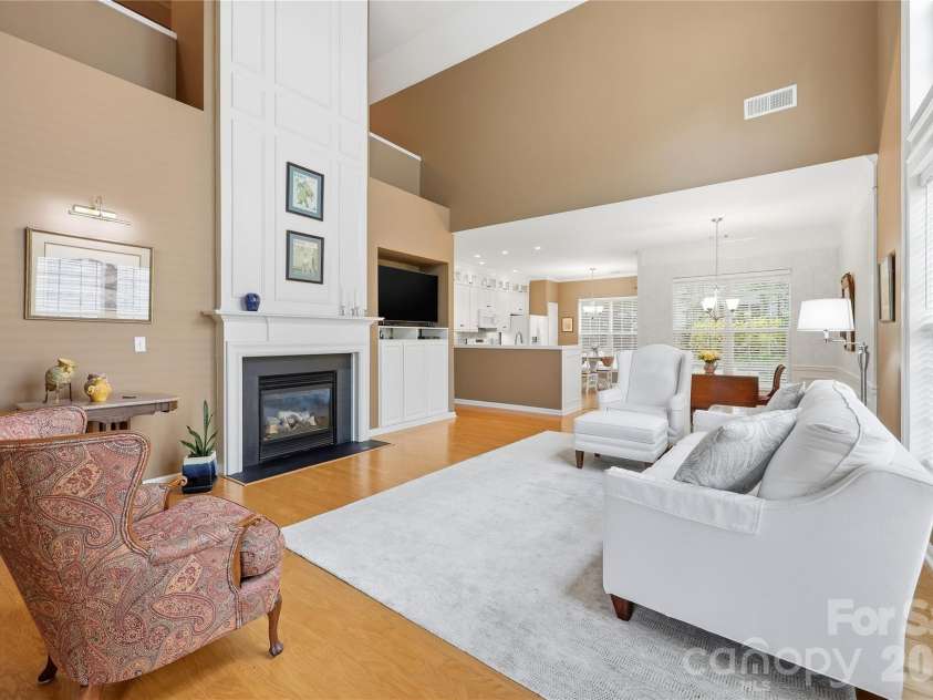 9510 Kestral Ridge Drive, Charlotte, NC 28269.  MLS# CAR4380315, YatesRealty ID 27379. Soaring great room 